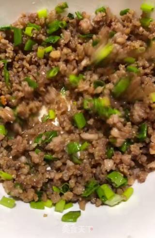 油梭子葱花饼的做法步骤：7