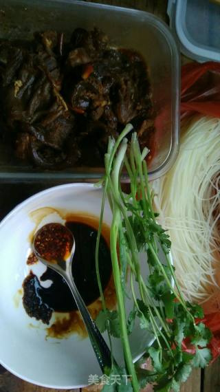 香菜牛腩粉的做法步骤：1