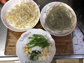 简单版豆芽炒粉条的做法步骤：1