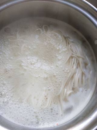 青菜热汤面的做法步骤：4
