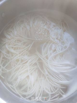 青菜热汤面的做法步骤：5