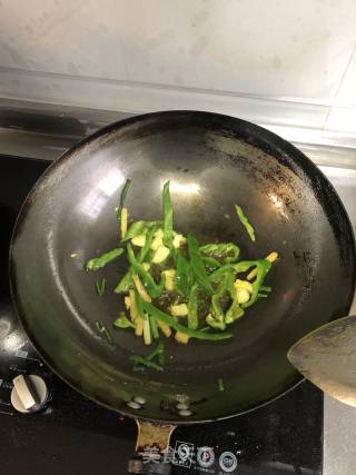 青椒炒面筋的做法步骤：3
