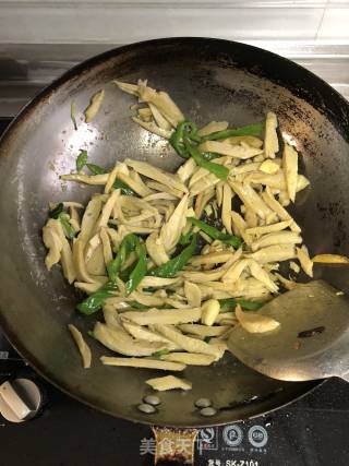 青椒炒面筋的做法步骤：4