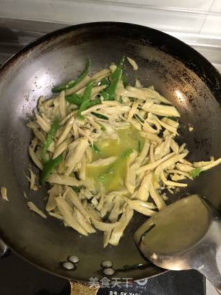 青椒炒面筋的做法步骤：5