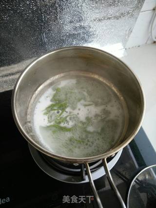 菠菜大骨汤面的做法步骤：7