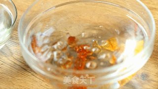 【银耳炖桃胶】美容养颜的佳品的做法步骤：1
