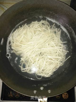 酸菜香肠炒面的做法步骤：1