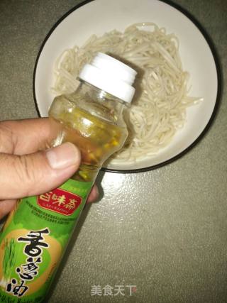 酸菜香肠炒面的做法步骤：2