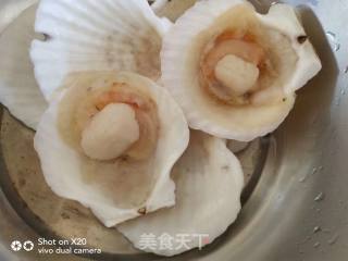 蒜蓉粉丝蒸扇贝的做法步骤：1