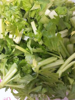 豆皮卷炒芹菜的做法步骤：1