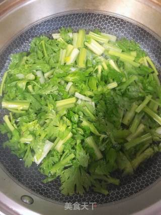 豆皮卷炒芹菜的做法步骤：2