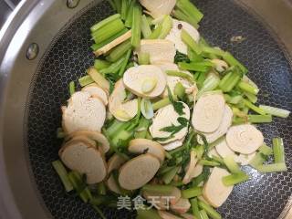 豆皮卷炒芹菜的做法步骤：6