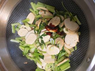 豆皮卷炒芹菜的做法步骤：7
