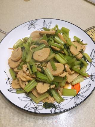 豆皮卷炒芹菜的做法步骤：9