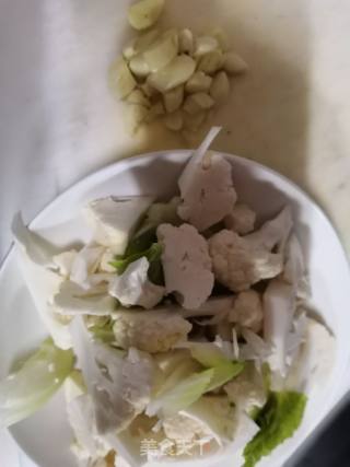 家常菜—干煸花菜的做法步骤：1
