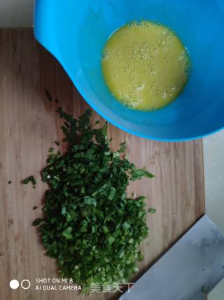 早餐韭菜鸡蛋饼的做法步骤：2