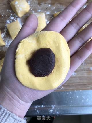 豆沙夹心南瓜饼的做法步骤：8