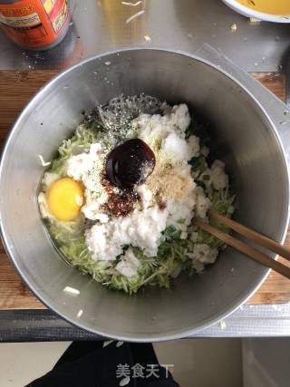 炸西葫芦粉丝菜丸子的做法步骤：7