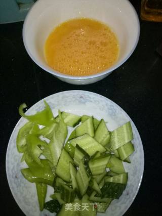 青椒黄瓜炒鸡蛋的做法步骤：1