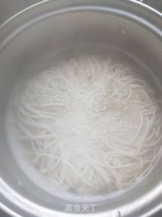 韭菜(蘑菇云)鸡蛋面的做法步骤：1