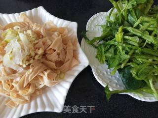 菠菜炒豆皮的做法步骤：1