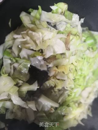 主食—包包菜鸡蛋面的做法步骤：2