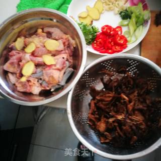 蘑菇炖鸡的做法步骤：1