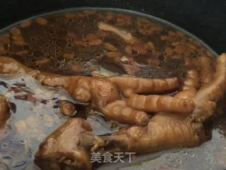瓦罐凤爪（鸡爪）的做法步骤：1