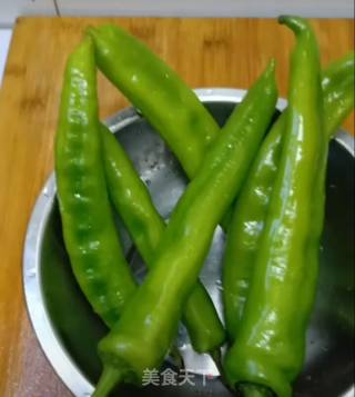 虎皮青椒的做法步骤：1