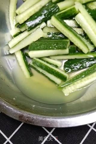 酸辣脆黄瓜的做法步骤：2
