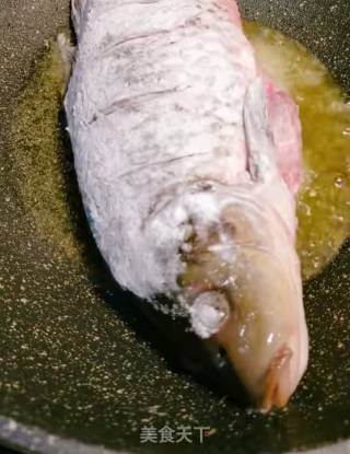 红烧鲤鱼的做法步骤：2