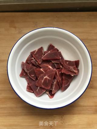 香葱爆牛肉的做法步骤：1