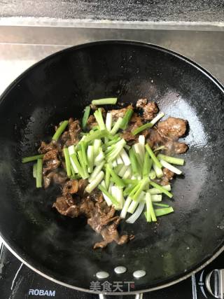 香葱爆牛肉的做法步骤：9