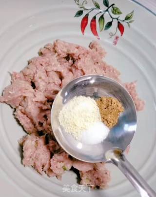 馒头片肉馅饼的做法步骤：1