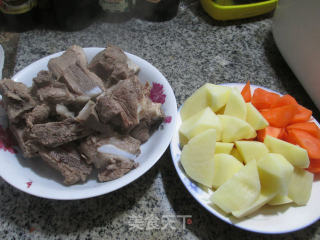 胡萝卜土豆肉骨汤的做法步骤：1