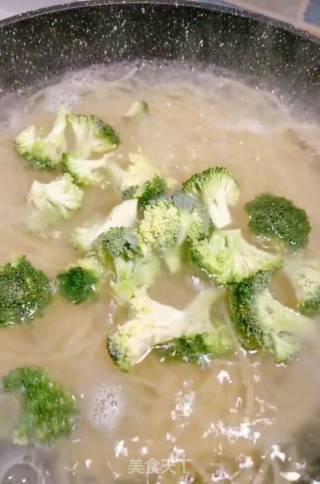 番茄虾仁炒意面的做法步骤：3