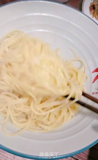 番茄虾仁炒意面的做法步骤：4