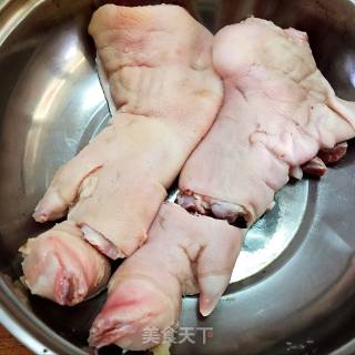 剁椒猪蹄的做法步骤：1
