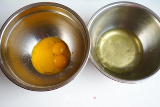 奶油戚风蛋糕卷的做法步骤：2