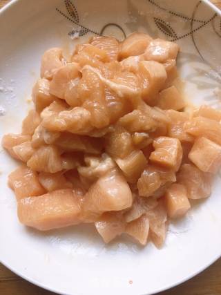 香菇炒鸡胸肉的做法步骤：2