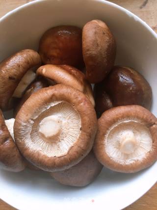 香菇炒鸡胸肉的做法步骤：3