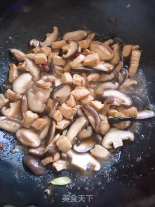 香菇炒鸡胸肉的做法步骤：10