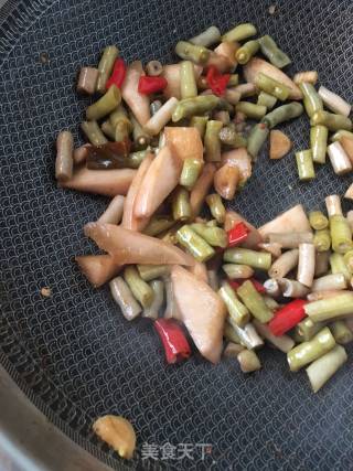 海参烧肉炒泡菜的做法步骤：8