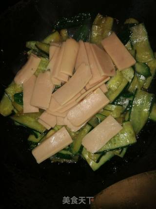 #团圆饭#鸡肉火腿炒青瓜的做法步骤：6