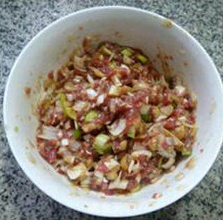 大葱牛肉馅荞麦粉蒸饺的做法步骤：7