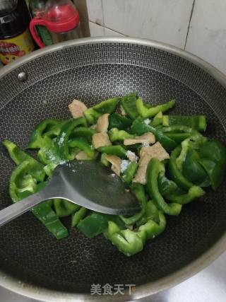 灯笼椒炒里脊肉的做法步骤：4