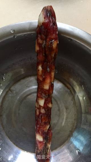 腊肠炒茼蒿杆的做法步骤：2