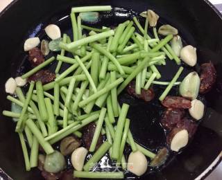 腊肠炒茼蒿杆的做法步骤：6