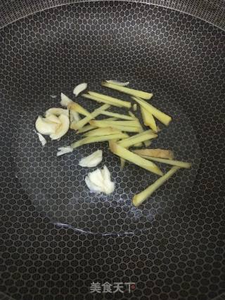 清炒龙利鱼的做法步骤：3
