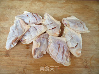 蒜泥蚝汁烤鸡翅的做法步骤：1
